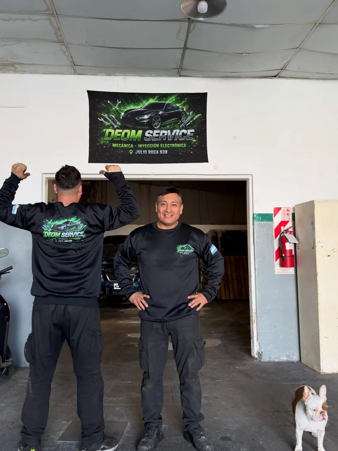 Equipo de Deom Service con buzos y pantalones de trabajo en su taller
