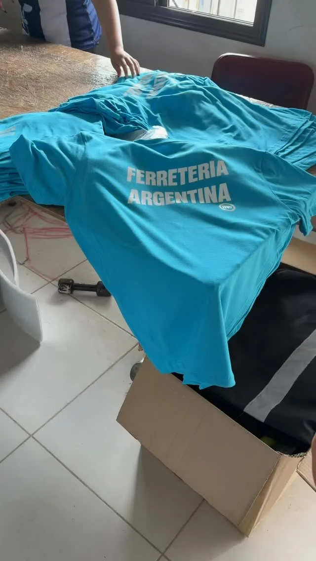 Remeras celestes con el logo de Ferretería Argentina