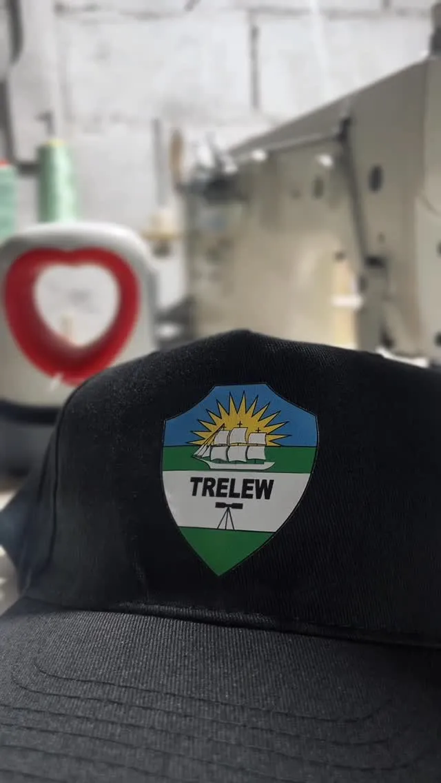 Gorra negra con el escudo de Trelew bordado